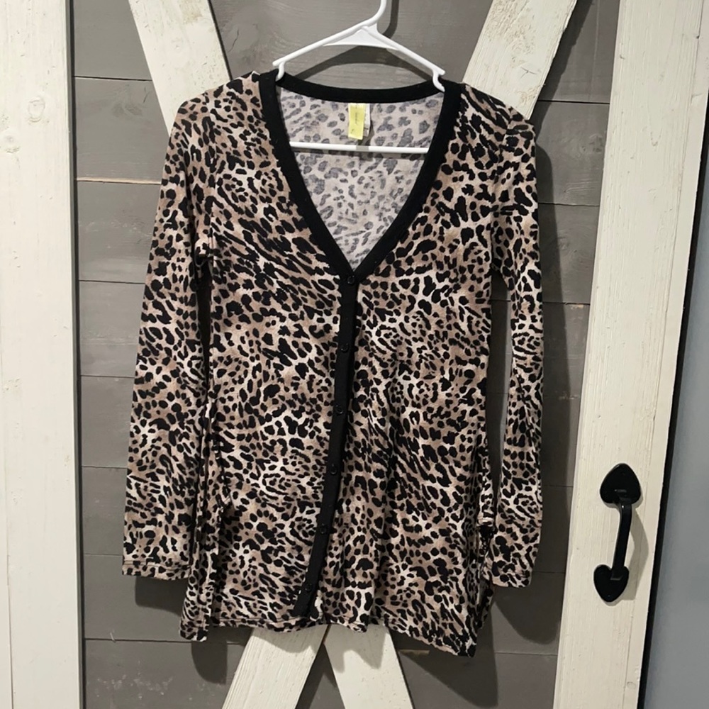 Leopard print lightweight sweater.
